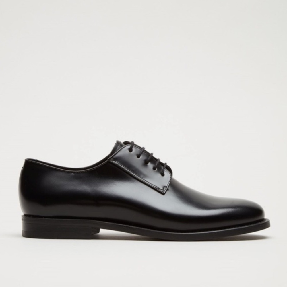 COS Minimalist Oxfords, versatile essential!